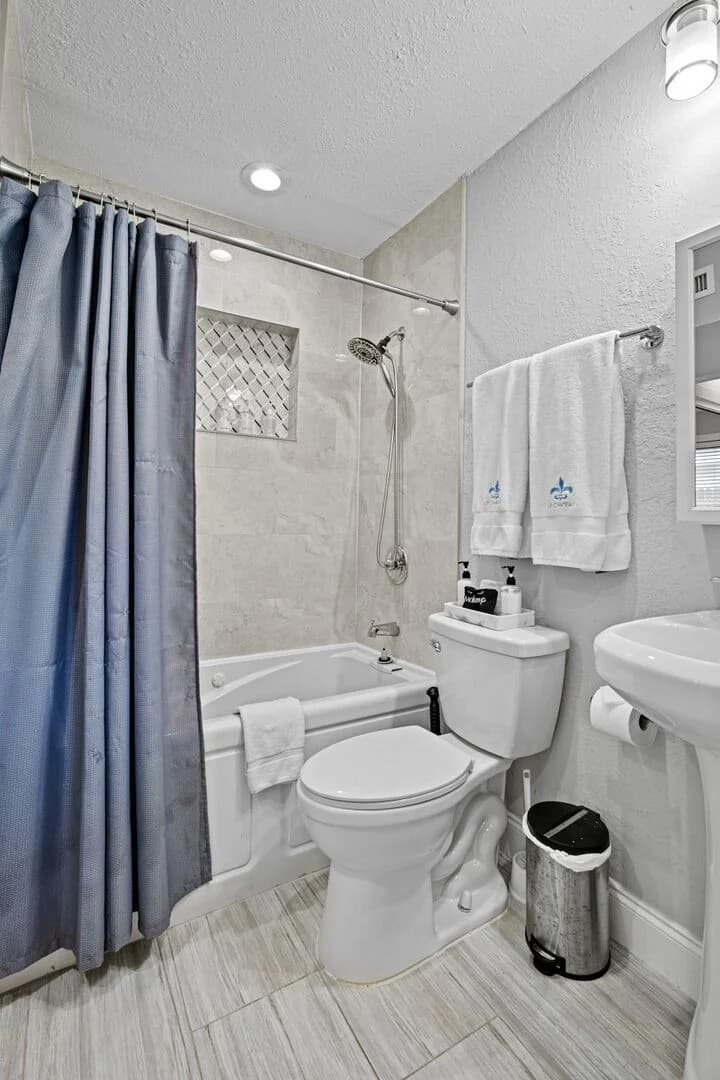 Wilton Manor - Image 20