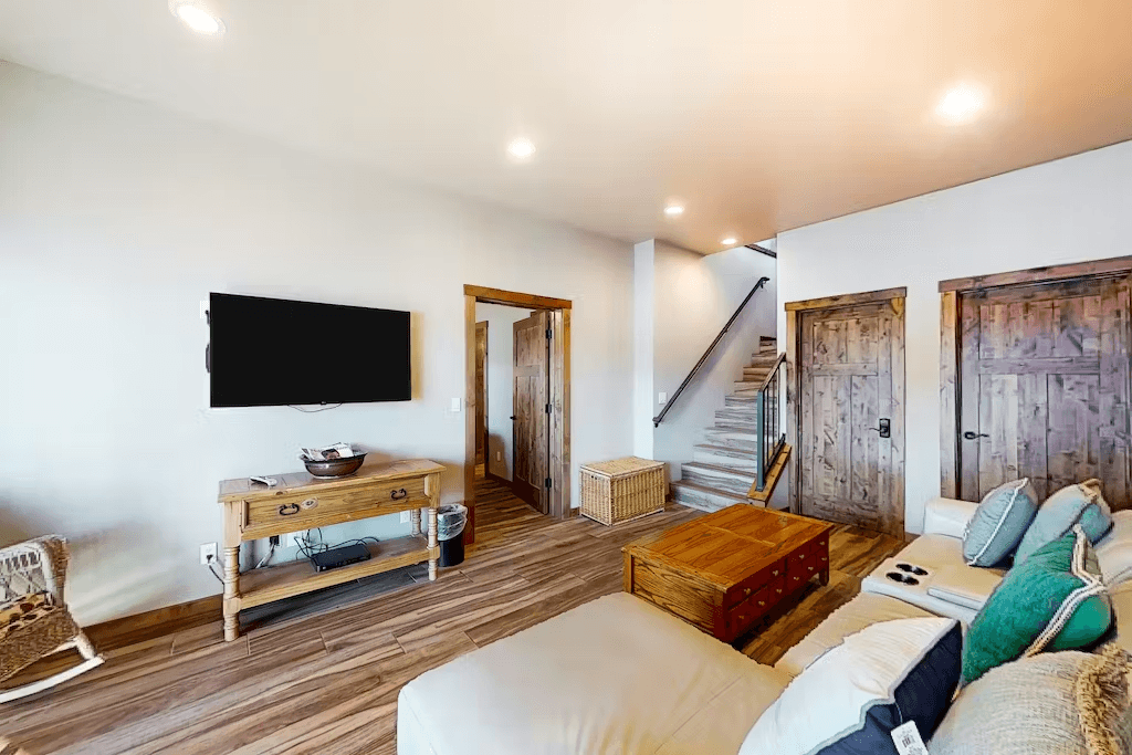 Lakefront Marvel - Image 23