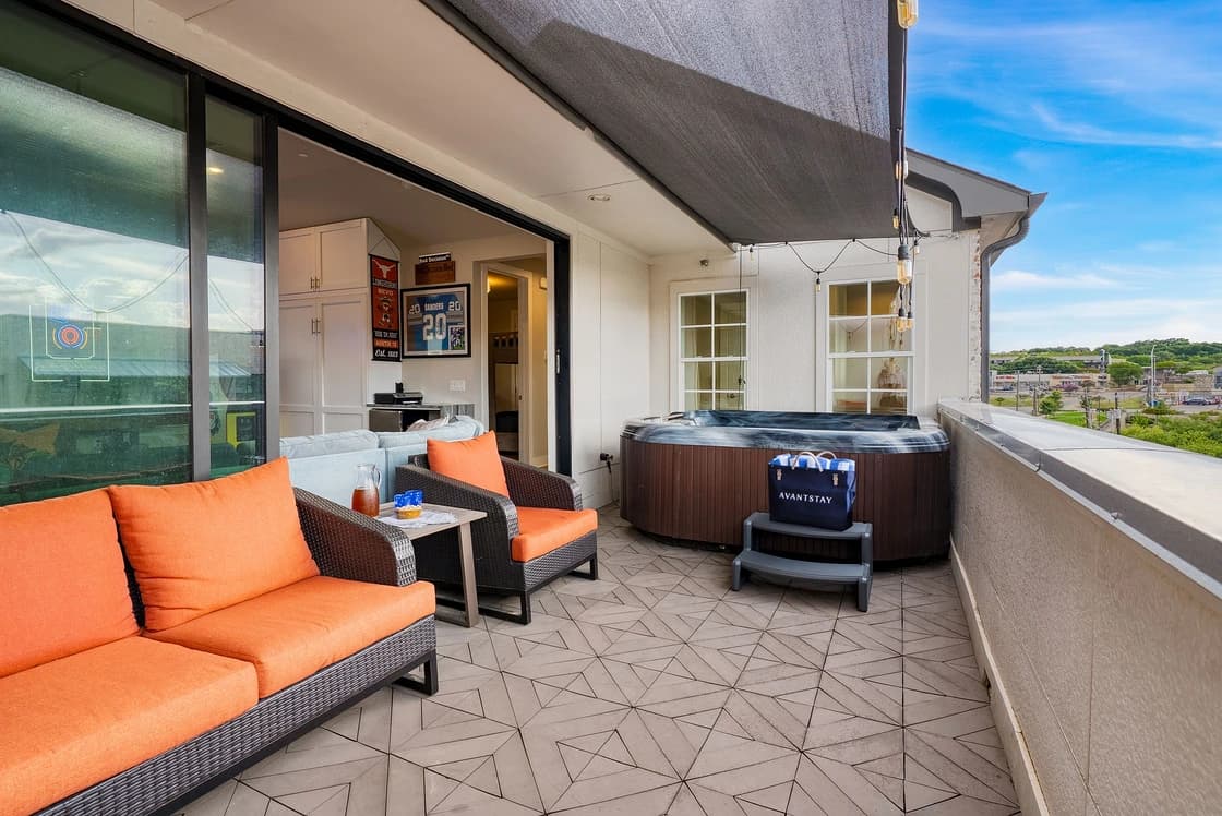 Town Lake Townhouse - Image 2